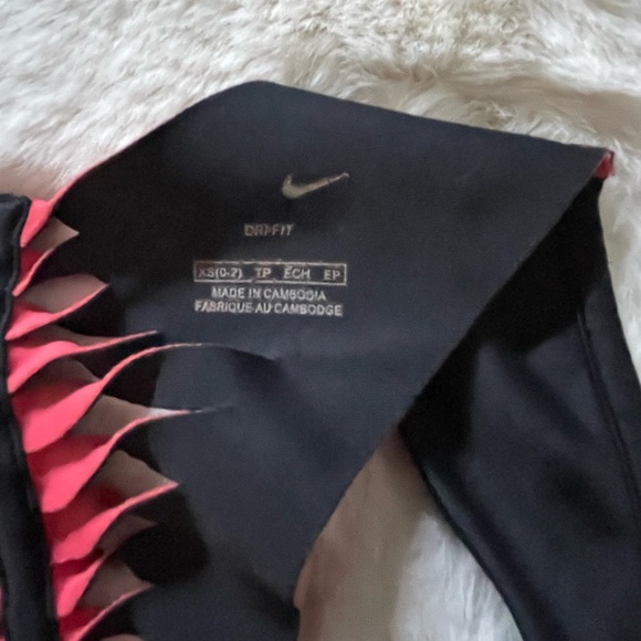 Nike dry fit - Very unique work out top very sexy - Picture 3 of 4